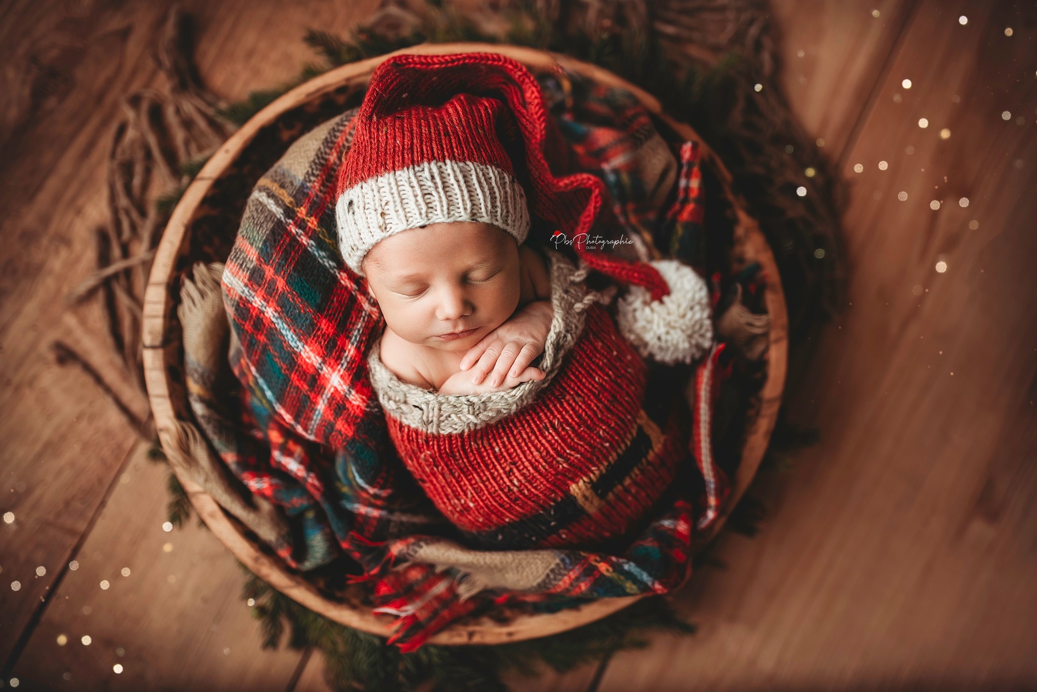 Dubai Newborn Photographer | Christmas Newborn Photographer Dubai | Dubai Baby Photographer | PBS Photographie
